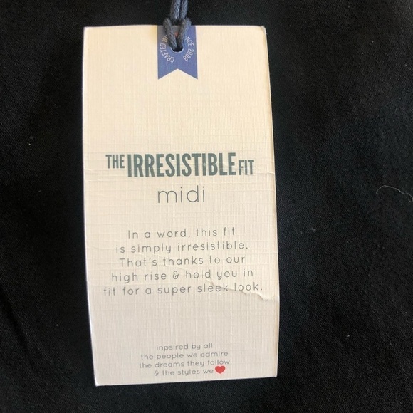 Wallflower High Rise The Irresistible Fit Midi Rolled Black Shorts Size 0/24 - Picture 9 of 10